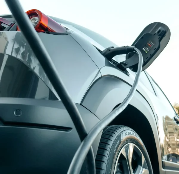 Voiture électrique branchée à une borne de recharge.