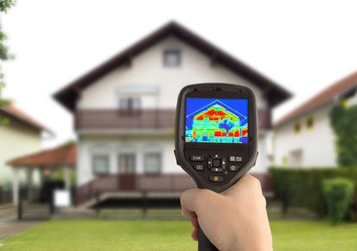 camera thermique indiquant les zones mal isolees d'une maison