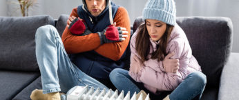 couple qui a froid dans un appartement