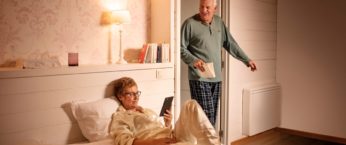couple senior dans une chambre equipee d'un radiateur electrique