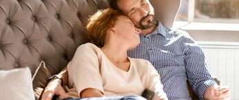 couple sur canape avec le meilleur radiateur electrique aterno