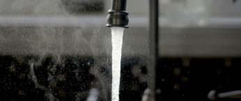 eau chaude qui coule d'un robinet