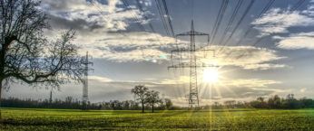 lignes a haute tension avec soleil en fond