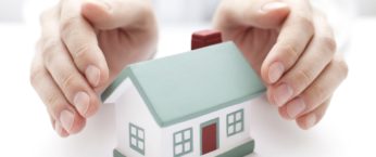 mains qui protegent une maison