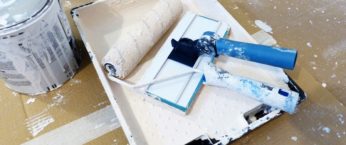pot et bac de peinture avec rouleau