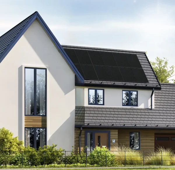 Maison contemporaine avec des panneaux photovoltaïques.