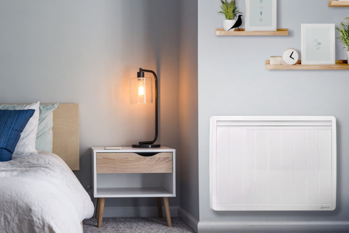 radiateur a inertie horizontal blanc dans une chambre