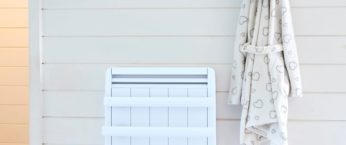 radiateur electrique seche-serviette dans une salle de bain.
