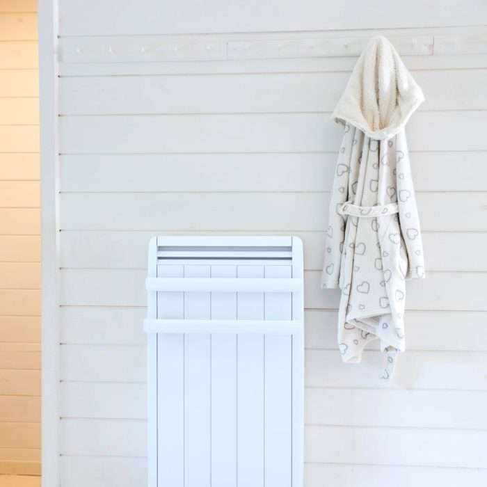 radiateur electrique seche-serviette dans une salle de bain.