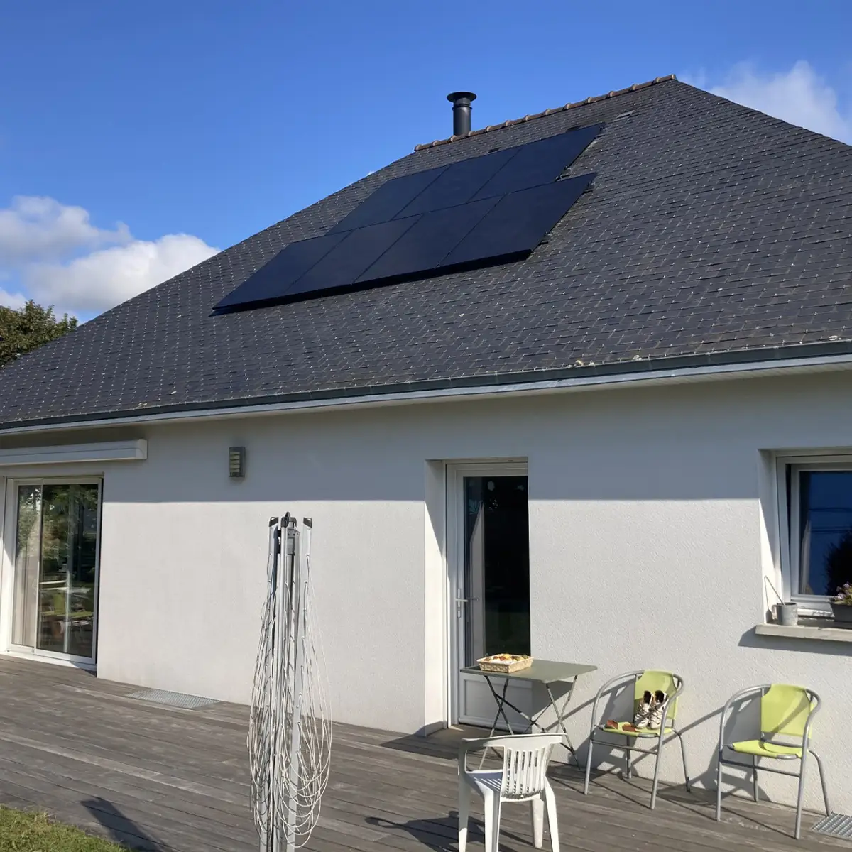 Panneaux solaires photovoltaïques installés sur le toit