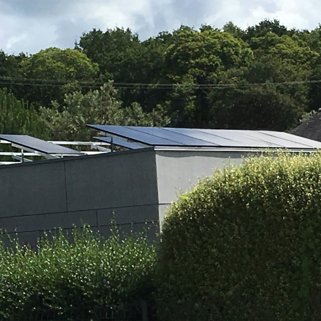 installation photovoltaique sur toit plat avec des chassis - aterno