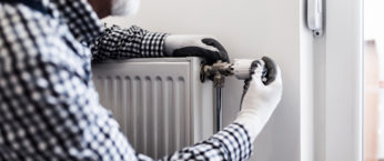 Sénior remplaçant un radiateur à eau.